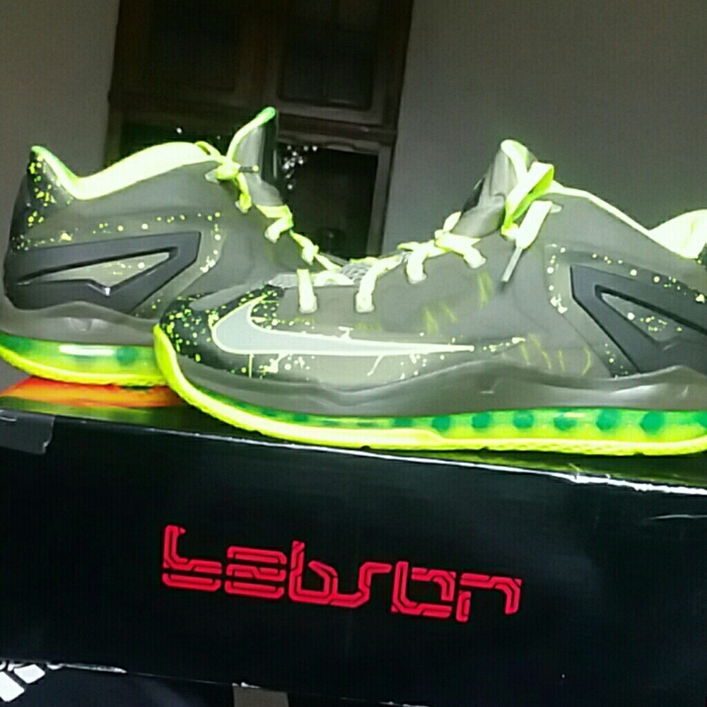 Lebron 11 low dunkman brand new!size 9.5 mens
